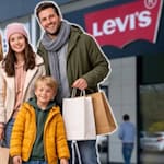 Symbolbild: Familie beim Ferienshopping im Markenoutlet Schwarzheide (Bild: PR und KI)