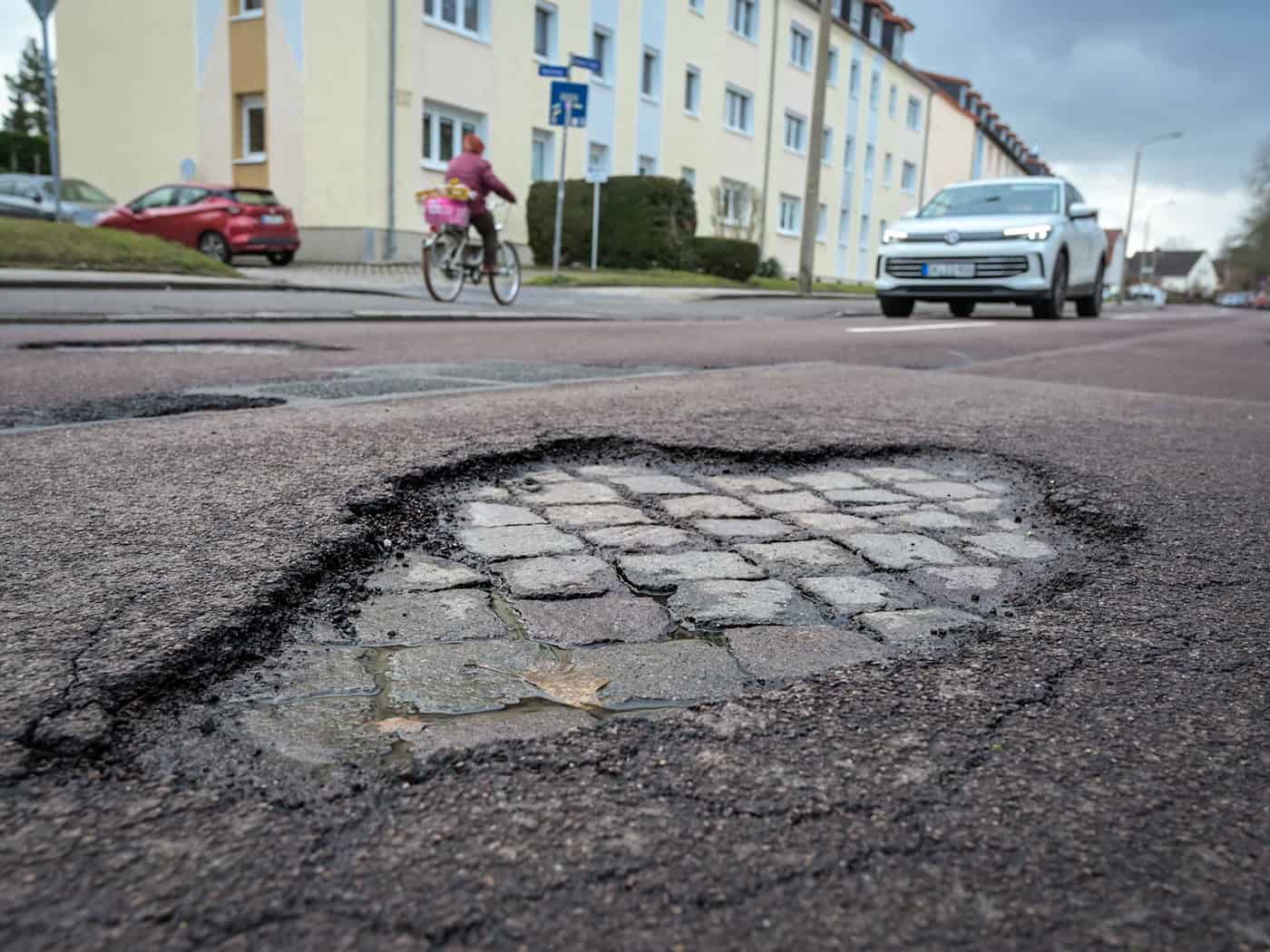 In Saxony, Saxony-Anhalt and Thuringia, the authorities have discovered a lot of road damage after the winter. / Photo: Heiko Rebsch/dpa