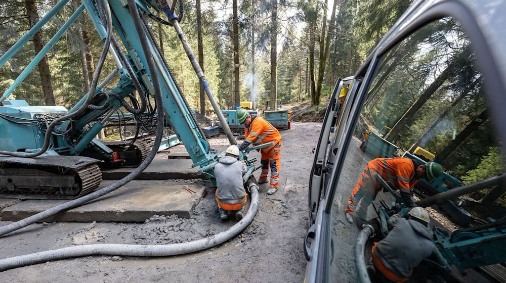 Deep drilling is used to explore a tin deposit in the forest near Tellerhäuser (archive photo). / Photo: Hendrik Schmidt/dpa