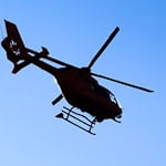 Auch ein Rettungshubschrauber ist im Einsatz. (Symbolbild) / Foto: Julian Stratenschulte/dpa
