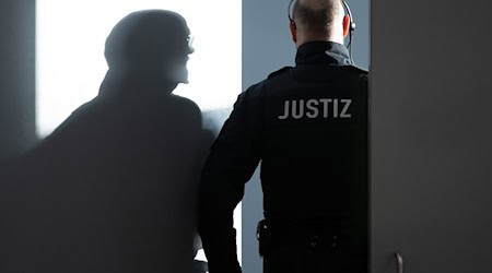 Im Oberlandesgericht Dresden geht der Prozess gegen eine mutmaßliche NSU-Unterstützerin weiter. (Archivbild)  / Foto: Sebastian Kahnert/dpa