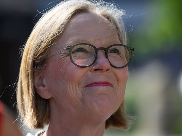 Sachsens Infrastrukturministerin Regina Kraushaar zeigt sich erleichtert über einen Zwischenschritt für den Neubau der Bahnstrecke Dresden-Prag. (Archivbild) / Foto: Robert Michael/dpa