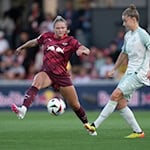 Leipzigs Marleen Schimmer (l) erzielte gegen Nürnberg zwei frühe Tore. (Archivbild) / Foto: Hendrik Schmidt/dpa