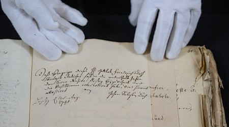 Blick in neu entdeckten Akten zur Leipziger Kirchenmusik aus dem 18. Jahrhundert im Stadtarchiv Leipzig. / Foto: Hendrik Schmidt/dpa