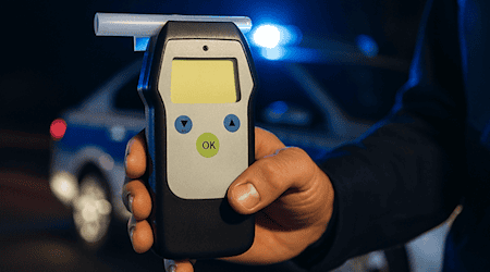 Nach einem Unfall mit zwei geparkten Autos musste ein 19-Jähriger am Sonntagmorgen in Cossebaude ans Atemalkoholmessgerät. Symbolbild: KI/copilot/microsoft