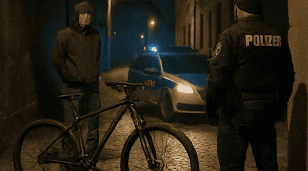 Die Polizei hat auf der Albertstraße ein mutmaßlich gestohlenes Mountainbike sicherstellen können. Symbolbil: KI/copilot-microsoft
