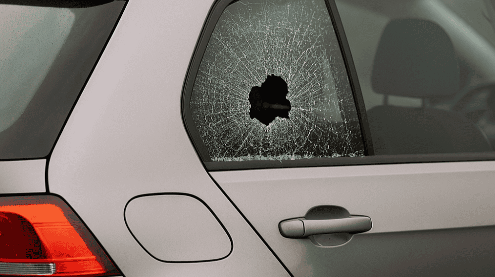 In Cotta wurden am Dienstag die Seitenscheiben dreier Fahrzeuge eingeschlagen und Wertgegenstände entwendert. Symbolfoto: KI/copilot-microsoft