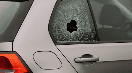 In Cotta wurden am Dienstag die Seitenscheiben dreier Fahrzeuge eingeschlagen und Wertgegenstände entwendert. Symbolfoto: KI/copilot-microsoft