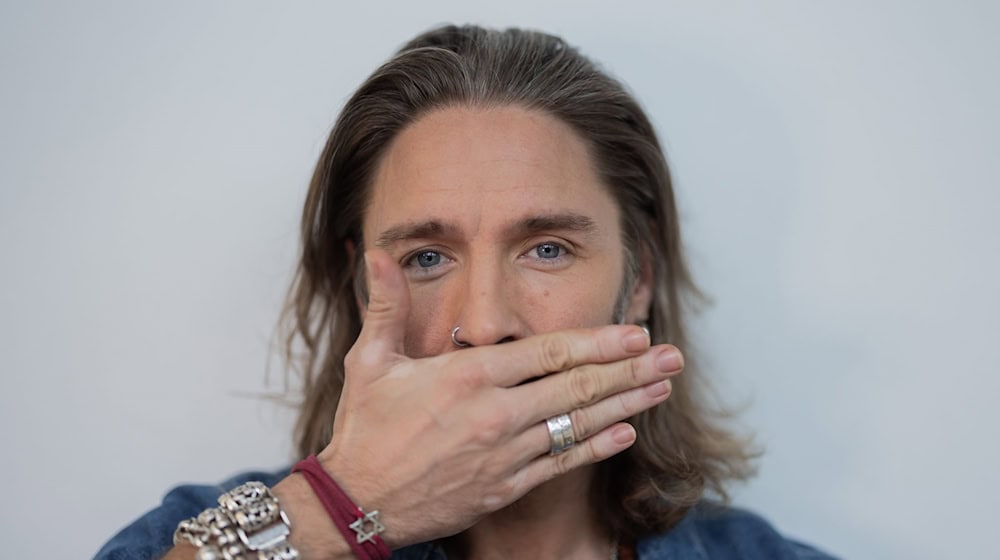 Wjele wobrěčeć: Gil Ofarim je wróćo w Němskej. (Archivbild) / Foto: Rolf Vennenbernd/dpa