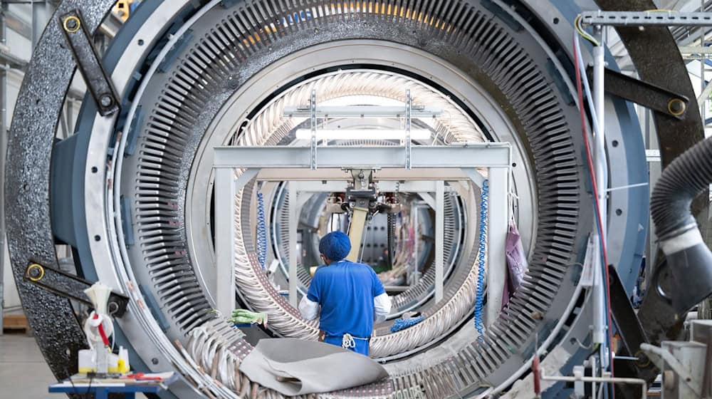An employee of the Partzsch Group works on a wind power stator for wind turbines. (Archive image) / Photo: Sebastian Kahnert/dpa