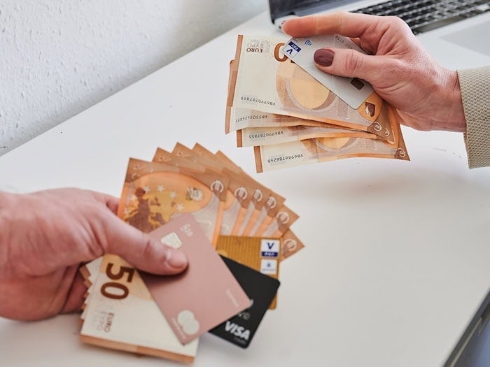 Zum Equal Pay Day fordert Sachsens Wirtschaftsminister Dirk Panter mehr Engagement für gleiche Bezahlung von Frauen und Männern (Symbolbild)  / Foto: Annette Riedl/dpa