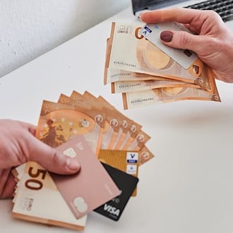 Zum Equal Pay Day fordert Sachsens Wirtschaftsminister Dirk Panter mehr Engagement für gleiche Bezahlung von Frauen und Männern (Symbolbild)  / Foto: Annette Riedl/dpa