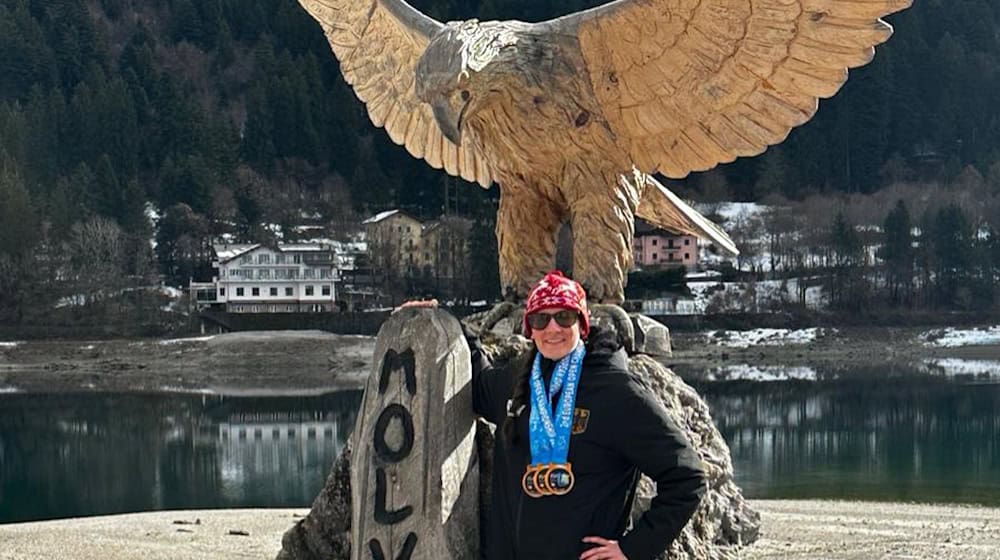 Alisa Fatum-Böker proudly presents her European Championship gold medals from the first days in Molveno and once again confirms her exceptional position in international ice swimming / Photo: SSV Leutzsch