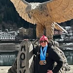 Alisa Fatum-Böker präsentiert in Molveno stolz ihre EM-Goldmedaillen der ersten Tage und bestätigt einmal mehr ihre Ausnahmestellung im internationalen Eisschwimmen / Foto: SSV Leutzsch