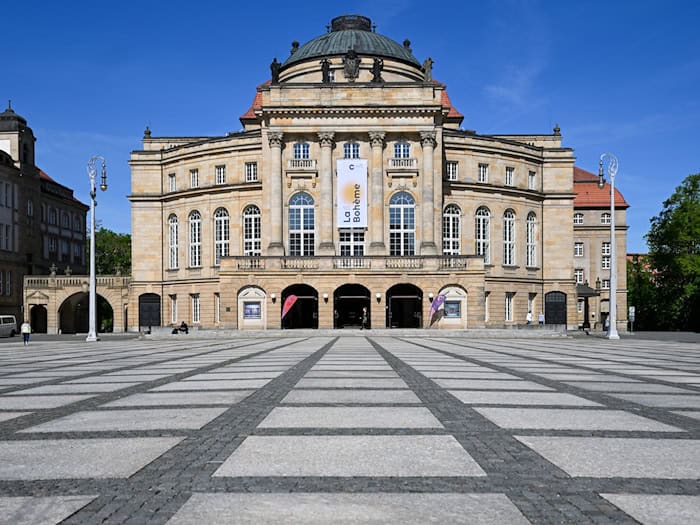 Hier am Chemnitzer Opernhaus wurde im September Werner Bräunigs Roman «Rummelplatz» auf die Bühne gebracht. Wegen der großen Resonanz wurden bereits etliche Zusatztermine ins Programm aufgenommen.  / Foto: Hendrik Schmidt/dpa