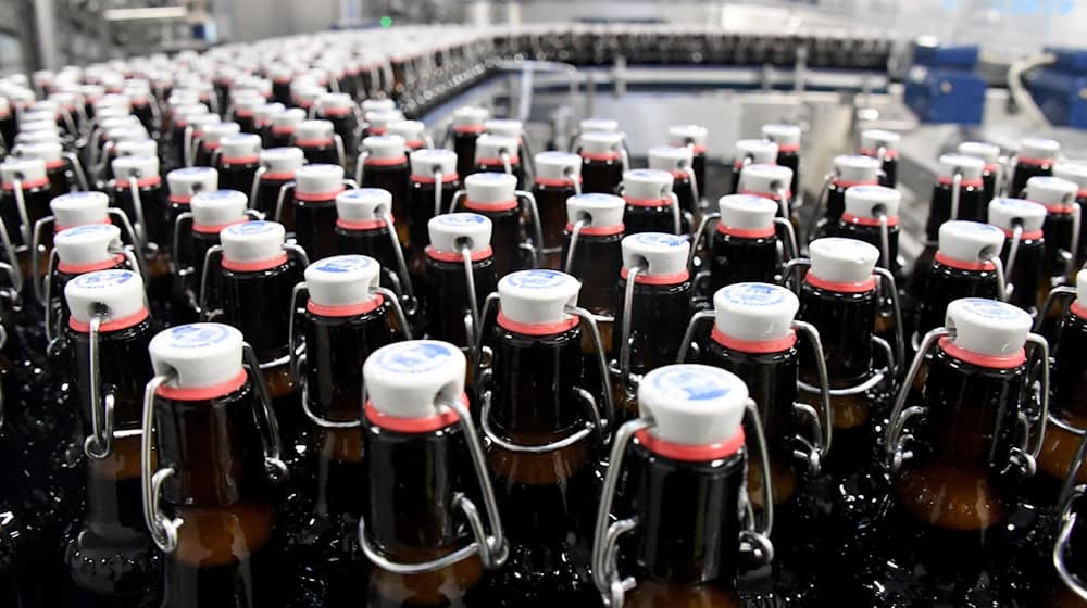 Forscher aus Freiberg haben ein umweltfreundliches Verfahren zur Herstellung von braunem Glas entwickelt. (Symbolbild) / Foto: Carsten Rehder/dpa