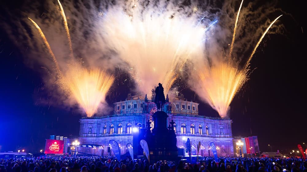 Fireworks ring in Saxony's ball night of the year at the Semperoper in Dresden / Photo: Sebastian Kahnert/dpa