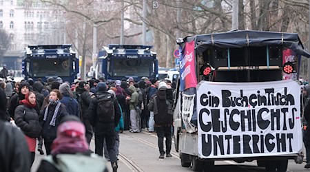 Die Polizei hat hinter den Absperrgittern an der zentralen Kundgebung von «Dresden Wi(e)dersetzen» Wasserwerfer platziert.  / Foto: Sebastian Willnow/dpa