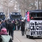 Die Polizei hat hinter den Absperrgittern an der zentralen Kundgebung von «Dresden Wi(e)dersetzen» Wasserwerfer platziert.  / Foto: Sebastian Willnow/dpa