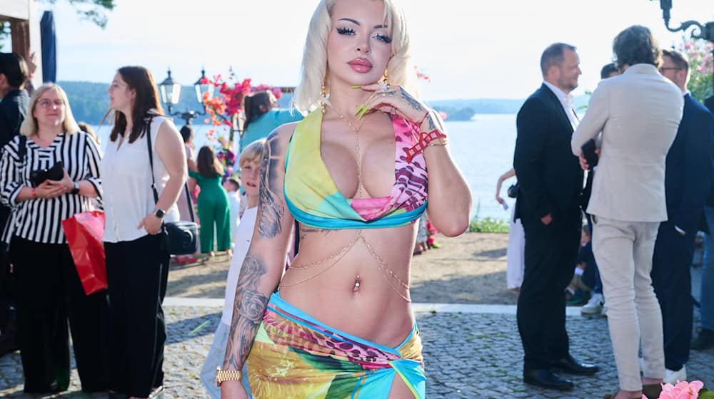 Über die Strafe für Rapperin Katja Krasavice sollte eigentlich öffentlich verhandelt werden - nun wurde der Termin aufgehoben. (Archivbild) / Foto: Annette Riedl/dpa