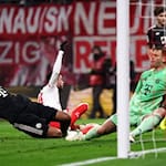 Rômulo (M, RB Leipzig) erzielt den Treffer zum 1:0 gegen Jonathan Tah (l, Bayern München) und Torwart Manuel Neuer (Bayern München). Um ins Pokal-Halbfinale zu kommen, müssen die Leipziger wieder treffen. (Archivbild) / Foto: Jan Woitas/dpa