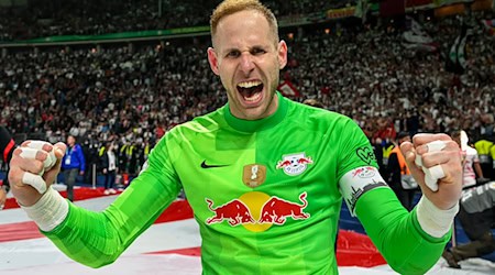 Geht in seine zwölfte Saison mit RB Leipzig: Torwart Péter Gulásci. (Archivbild) / Foto: Robert Michael/dpa