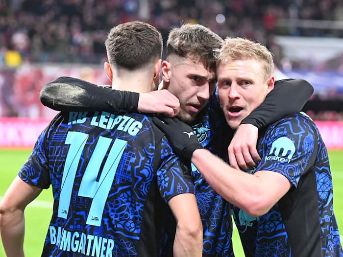 Xaver Schlager (r) was able to celebrate his own goals against Dortmund / Photo: David Hammersen/dpa