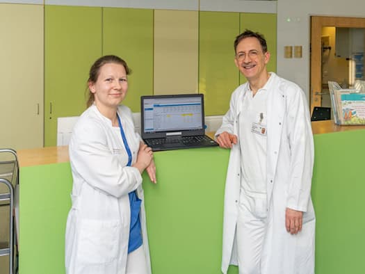 Together against blood cancer: Dr. Désirée Kunadt and Prof. Christoph Röllig from Dresden University Hospital.
