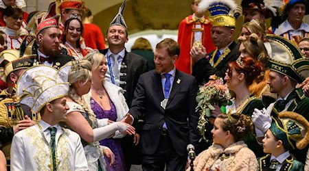Premiere für Sachsens Landesprinzenpaar beim Karnevalsumzug. (Archivbild) / Foto: Robert Michael/dpa