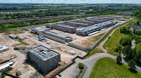 Der Bau der gemeinsamen JVA von Sachsen und Thüringen soll 2027 weitergehen. (Archivbild) / Foto: Hendrik Schmidt/dpa