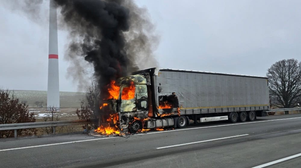 Sattelzug in Flamen auf der A4. Fotos: Feuerwehr Willsdruff