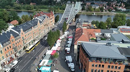 Der Wochenmarkt am Schillerplatz gibt für die Zeit der Gleisbauarbeiten Plätze frei. Dabei hilft, dass manche Marktbeschicker auch Ferien machen. Foto: Landeshauptstadt Dresden