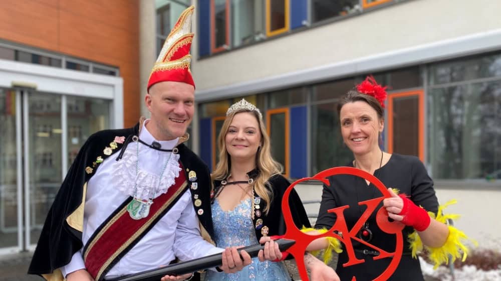 Am Faschingsdienstag brachten die Coswiger Narren den Rathausschlüssel zurück. Das Prinzenpaar übergab ihn an Bürgermeisterin Friederike Trommer. Foto: Stadt Coswig