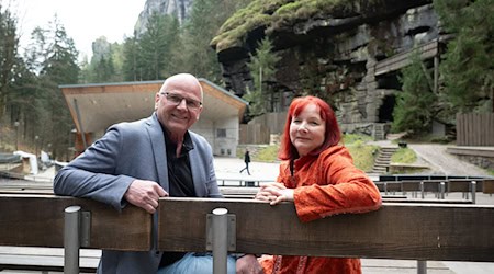 Theaterintendant Manuel Schöbel und Schriftstellerin Sabine Ebert sitzen im Zuschauerbereich der Felsenbühne Rathen. (Archivbild) / Foto: Sebastian Kahnert/dpa