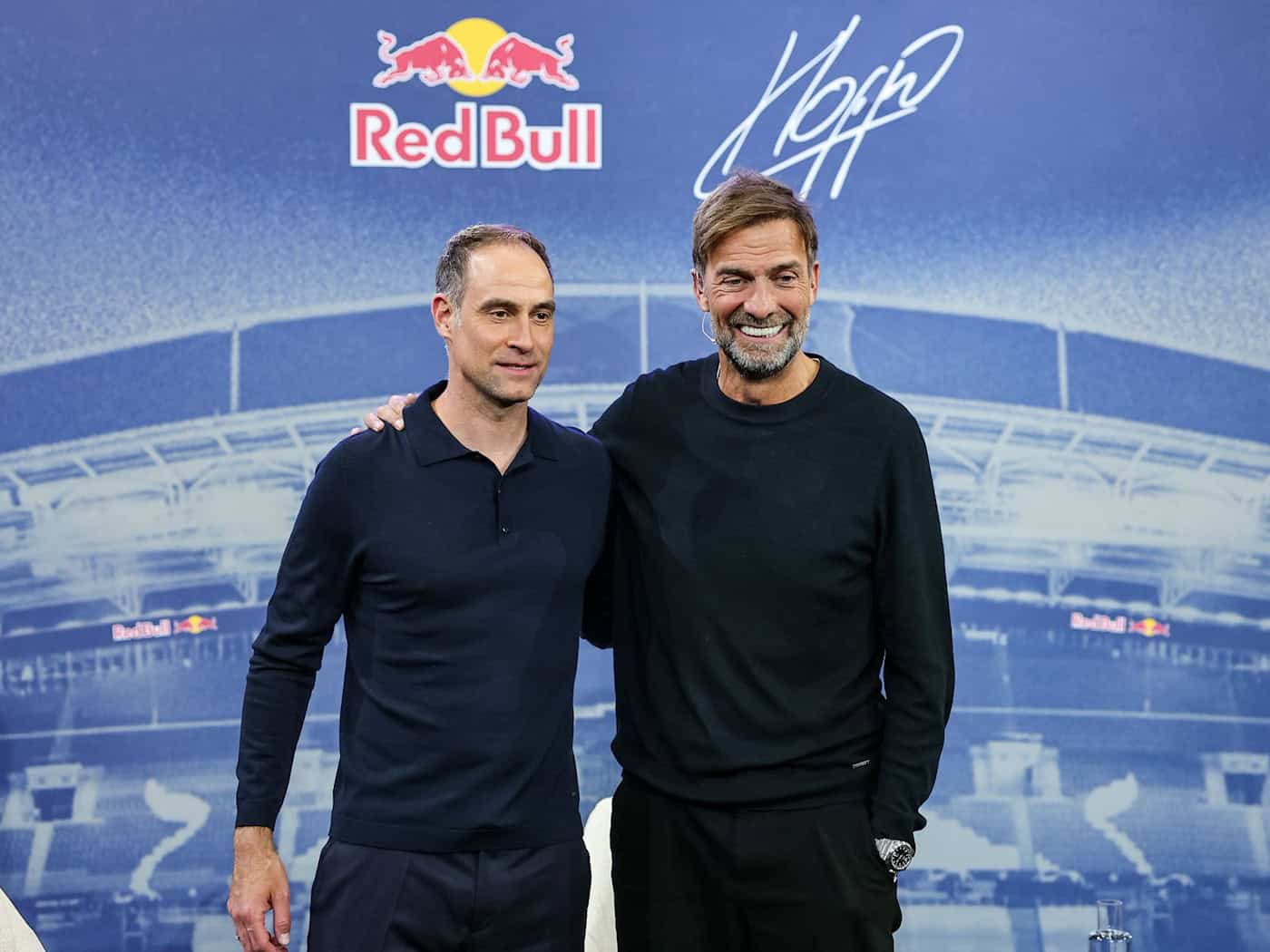 Red Bull managing director Oliver Mintzlaff (l) denies a premature separation from soccer boss Jürgen Klopp. (archive picture) / Photo: Jan Woitas/dpa