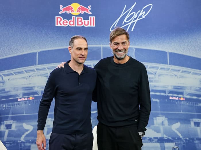 Red-Bull-Geschäftsführer Oliver Mintzlaff (l) dementiert eine vorzeitige Trennung von Fußball-Chef Jürgen Klopp. (Archivbild) / Foto: Jan Woitas/dpa