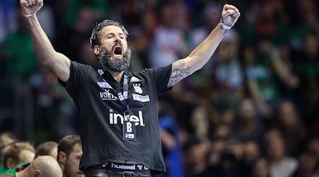 Trainer Bennet Wiegert vom SC Magdeburg freut sich über neue Stars in der Handball-Bundesliga in der neuen Saison. (Archivbild) / Foto: Ronny Hartmann/dpa-Zentralbild/dpa