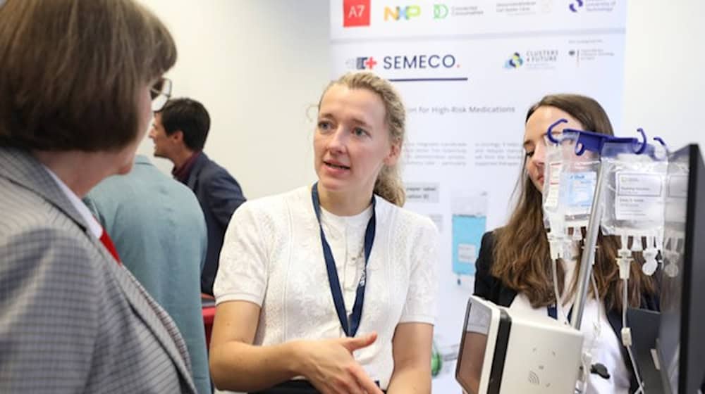 Nora Herzog from the SEMECO sub-project SmartInfusions explains the networked infusion system that enables safer and automated therapies. Anja Stübner/EKFZ