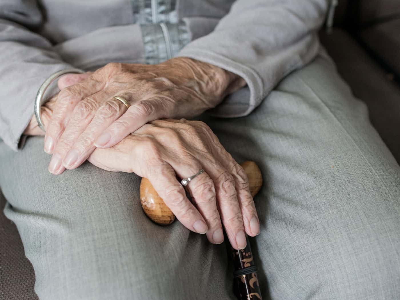 Hands that tell a life story - the KOMPASS 70+ project aims to help older people shape the end of their lives themselves. © pixabay/Sabine van Erp