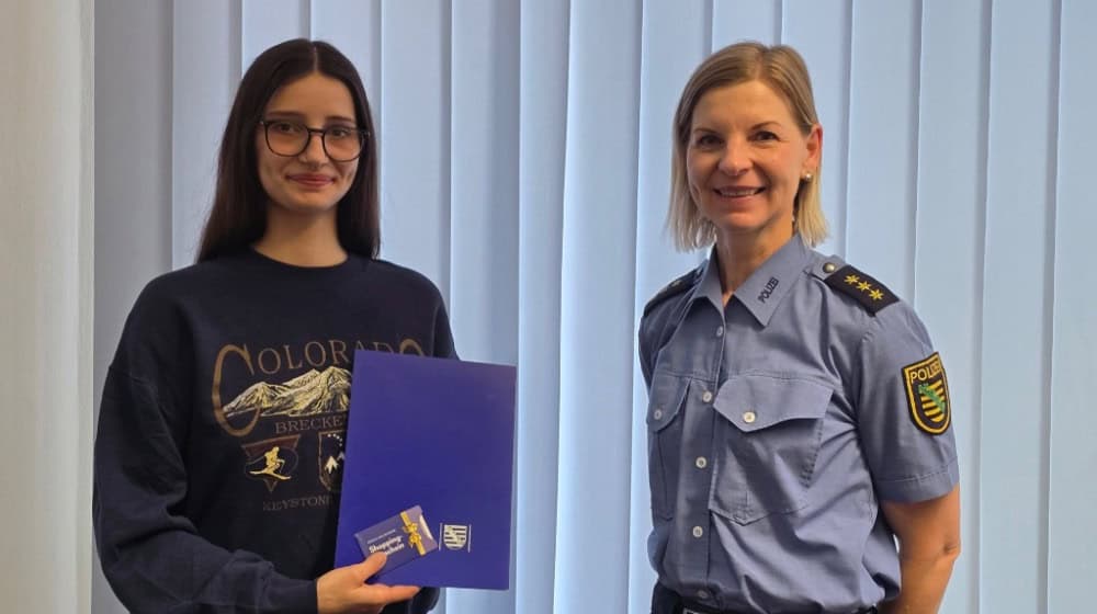 Die Polizei bedankt sich bei der Soldatin Jamina (l.). Foto: Bundeswehr/Wendler