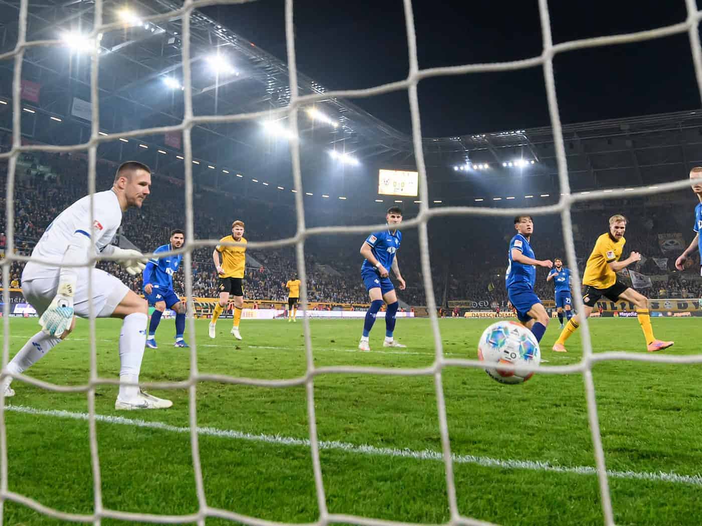 Vincent Vermeij (Dynamo Dresden, 2nd from right) scores the goal against Marcel Schuhen (SV Darmstadt, l) to make it 1:0 / Photo: Robert Michael/dpa