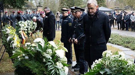 Armin Schuster (CDU), Innenminister von Sachsen, nahm an der Gedenkveranstaltung auf dem Dresdner Nordfriedhof teil. / Foto: Sebastian Kahnert/dpa