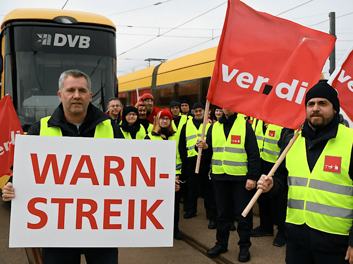 Die Gewerkschaft Verdi ruft ihre Mitglieder bei den Dresdner Verkehrsbetrieben am Freitag zum Warnstreik auf. Symbolbild: KI/copilot/microsoft