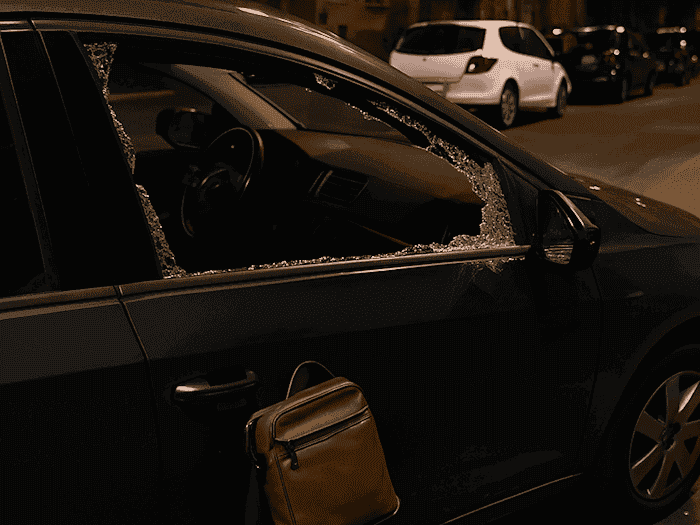 Insgesamt secht Autoeinbrüche verzeichnete die Dresdner Polizei in der vergangenen Nacht im Westen der sächsischen Landeshauptstadt. Symbolbild: KI/copilot/microsoft