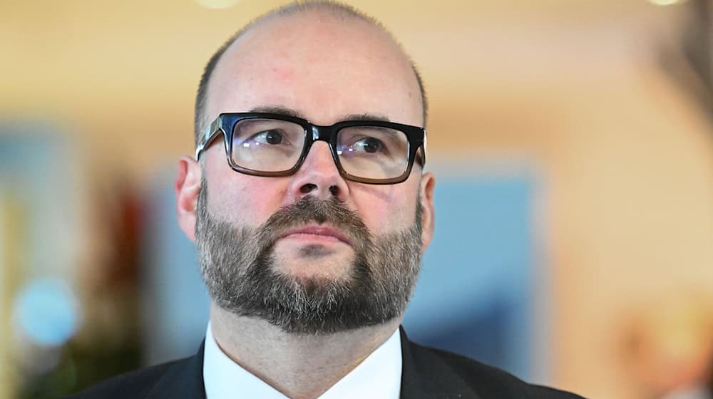 The collective wage agreement for the public sector will cost Saxony more than half a billion euros, says Minister Piwarz. (Archive image) / Photo: Soeren Stache/dpa