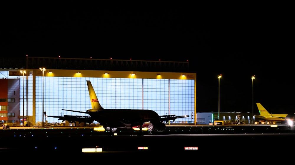 Un avión de carga de DHL ha regresado al aeropuerto de Leipzig/Halle tras un problema técnico. (Imagen de archivo) / Foto: Hendrik Schmidt/dpa