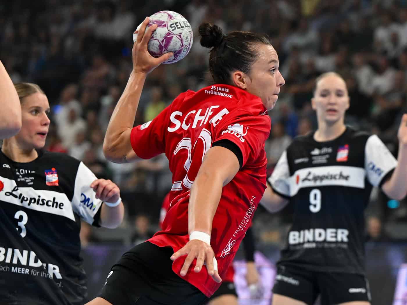 Jana Scheib (M) and the Thüringer HC women's handball team won the match with aplomb. (Archive picture) / Photo: Sven Hoppe/dpa