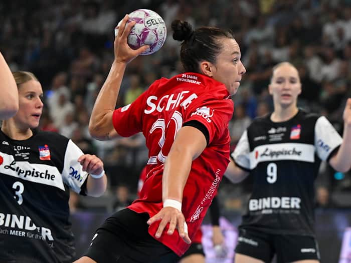 Jana Scheib (M) und die Handballerinnen des Thüringer HC setzten sich souverän durch. (Archivbild) / Foto: Sven Hoppe/dpa