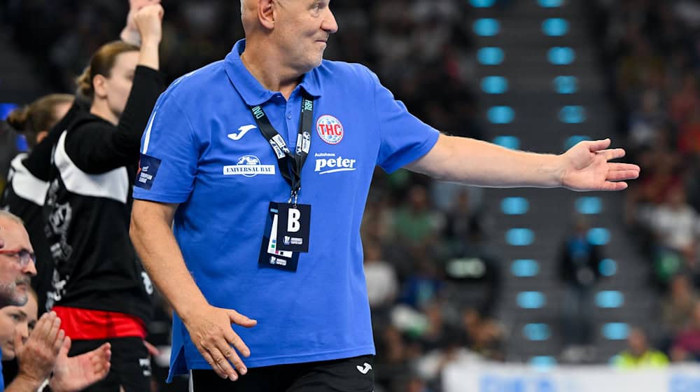 Coach Herbert Müller saw the Thüringer HC women's handball team suffer a clear defeat in the Bundesliga match against Borussia Dortmund / Photo: Sven Hoppe/dpa