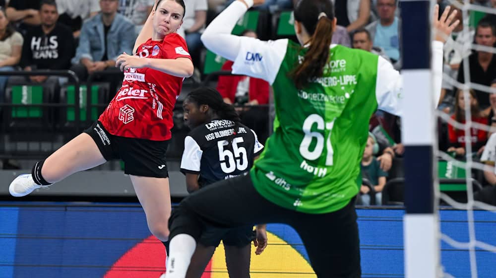 Anna Szabo (i) y las jugadoras de balonmano del Thüringer HC perdieron claramente en Oldenburg tras ir ganando al descanso. (Foto de archivo) / Foto: Sven Hoppe/dpa